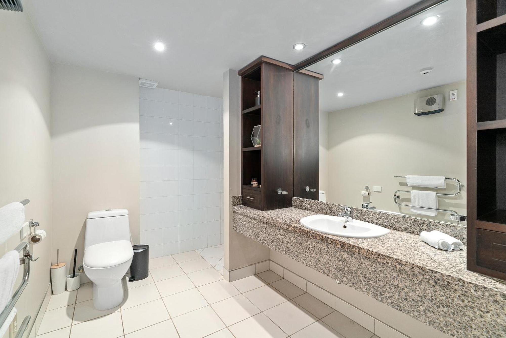 Lakeside Living - Modern 2-Bedroom Apartment Queenstown Exterior photo